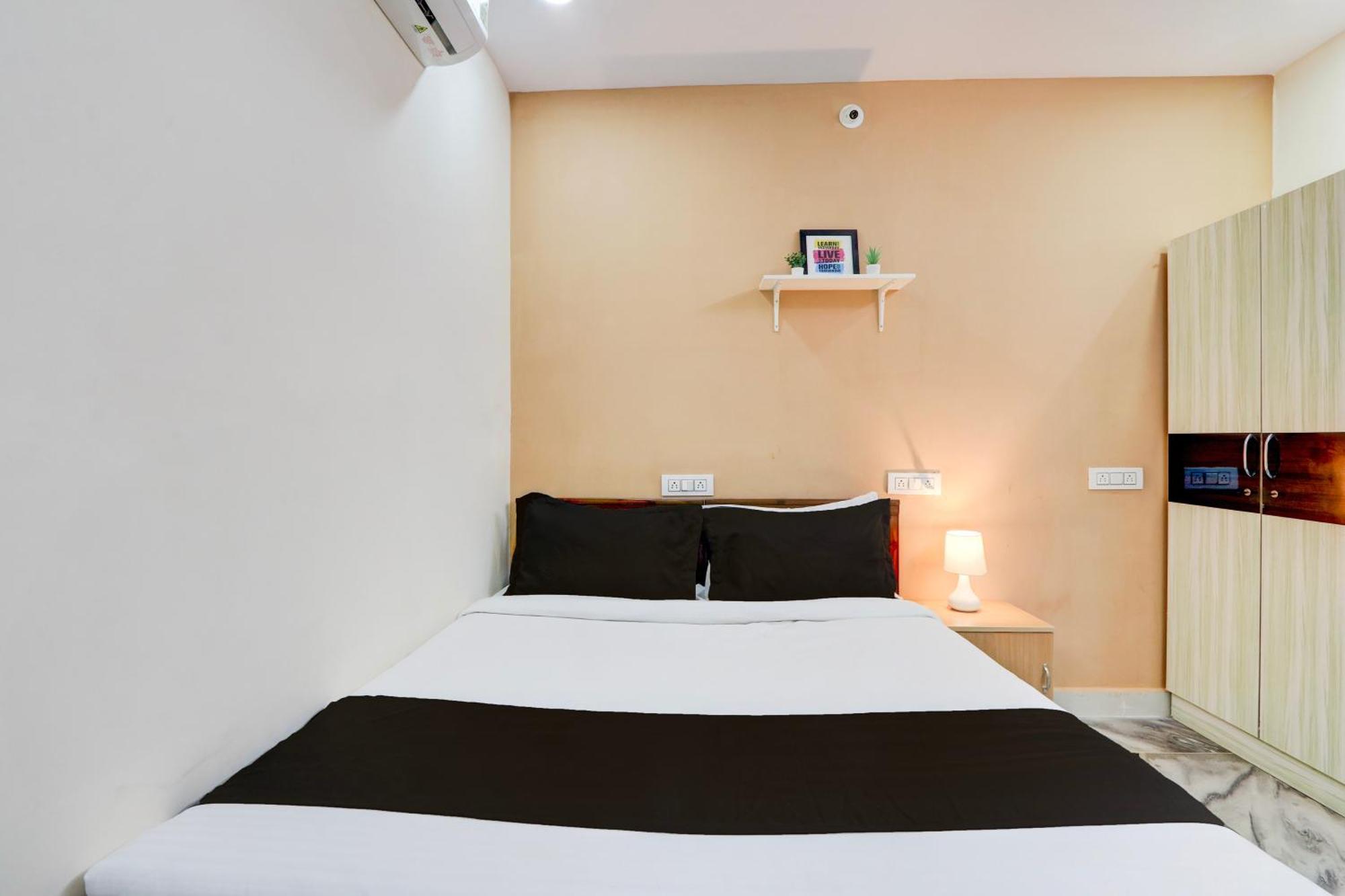 Collection O Sri Balaji Luxury 4* Hyderabad